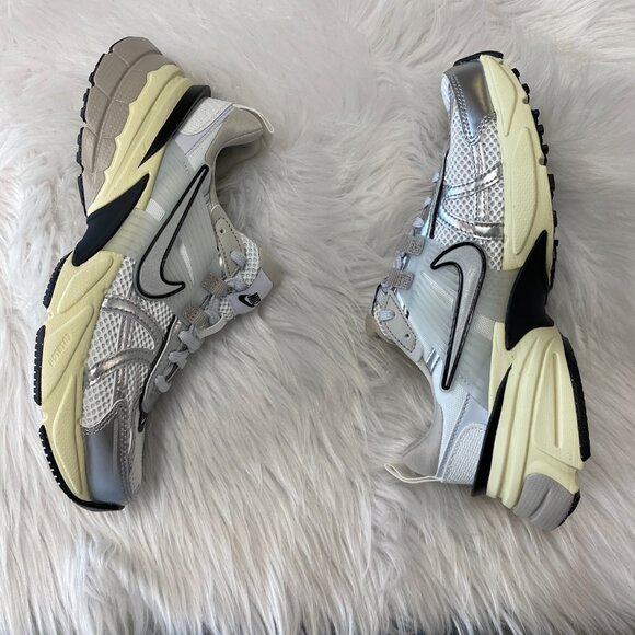 Nike V2K Run White Silver Womens Running Shoes FD0736-100 VNDS Size 6.5 - Picture 2 of 6